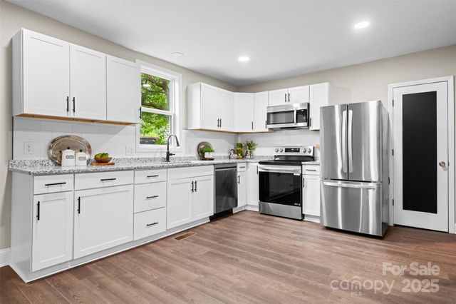 806 4th Street Drive NW, Hickory, NC 28601