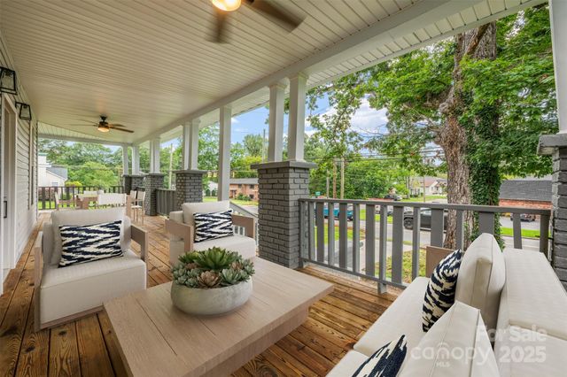 806 4th Street Drive NW, Hickory, NC 28601