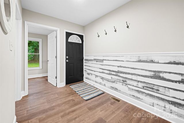 806 4th Street Drive NW, Hickory, NC 28601