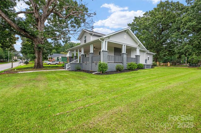 806 4th Street Drive NW, Hickory, NC 28601