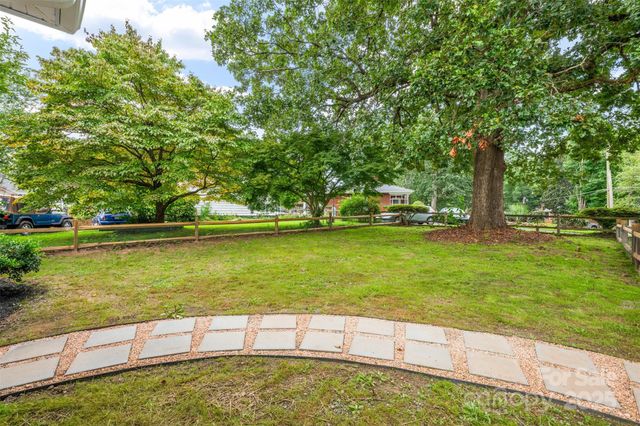 806 4th Street Drive NW, Hickory, NC 28601