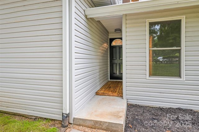 806 4th Street Drive NW, Hickory, NC 28601