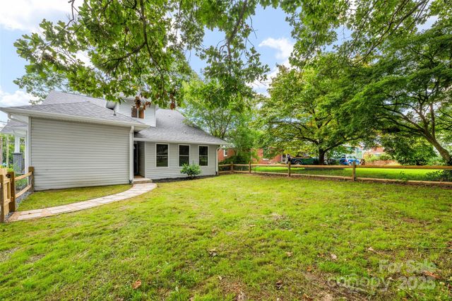 806 4th Street Drive NW, Hickory, NC 28601