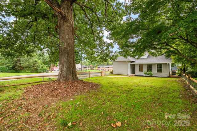806 4th Street Drive NW, Hickory, NC 28601