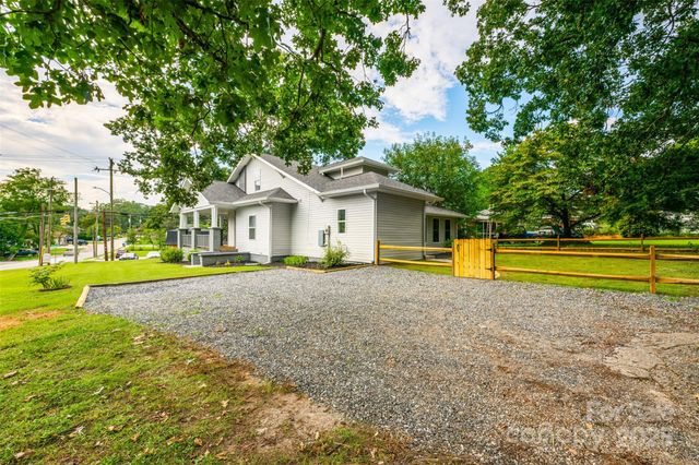 806 4th Street Drive NW, Hickory, NC 28601