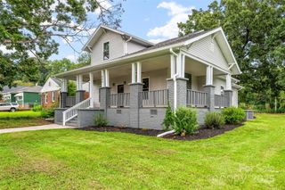 806 4th Street Drive NW, Hickory, NC 28601