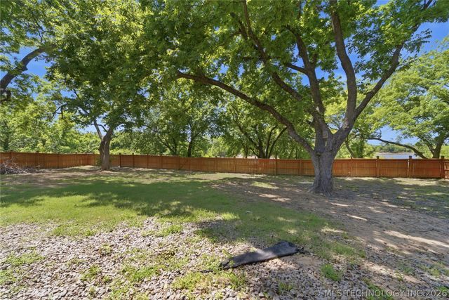893 N E, Eufaula, OK 74432