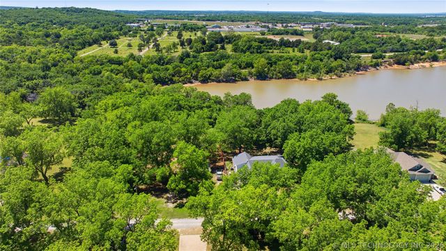 893 N E, Eufaula, OK 74432