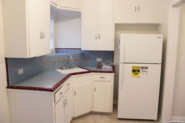 2825 W WOODLAWN AVE, San Antonio, TX 78228