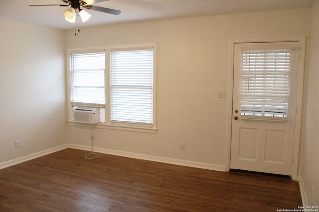 2825 W WOODLAWN AVE, San Antonio, TX 78228