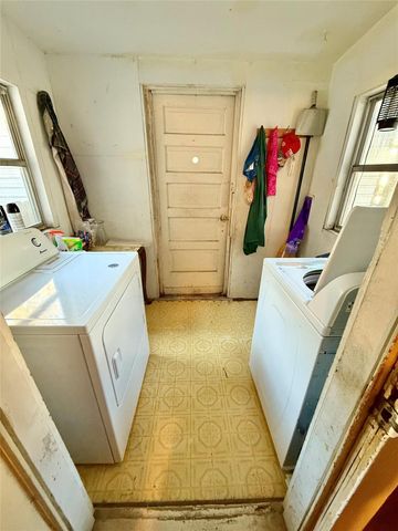 509 Franzen Street, Winnie, TX 77665