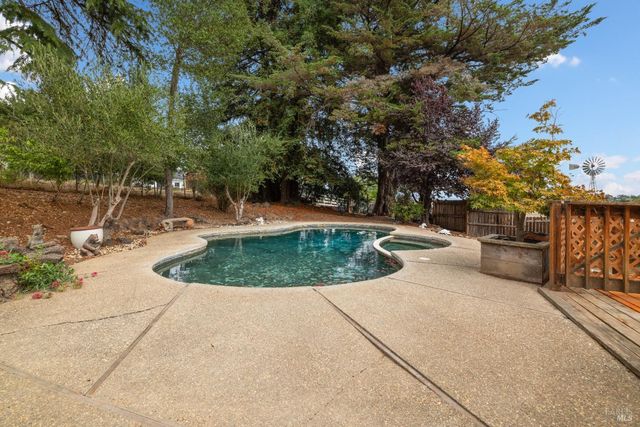 509 Rainsville Rd, Petaluma, CA 94952