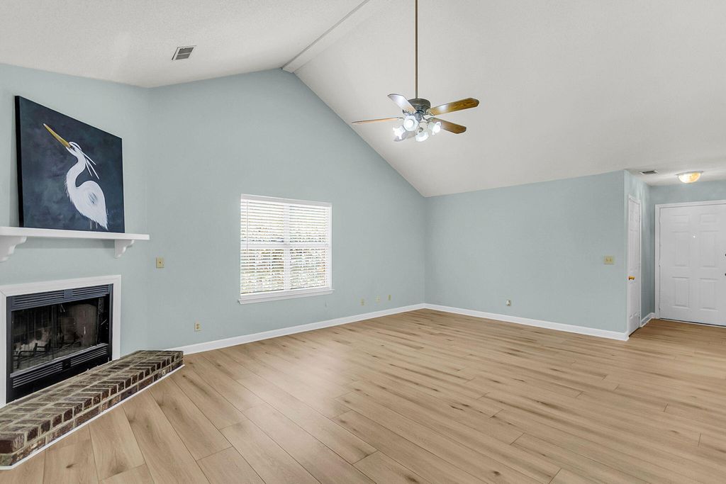 Image 10 of property listing at 101 Hialeah Court, Summerville, SC 29486