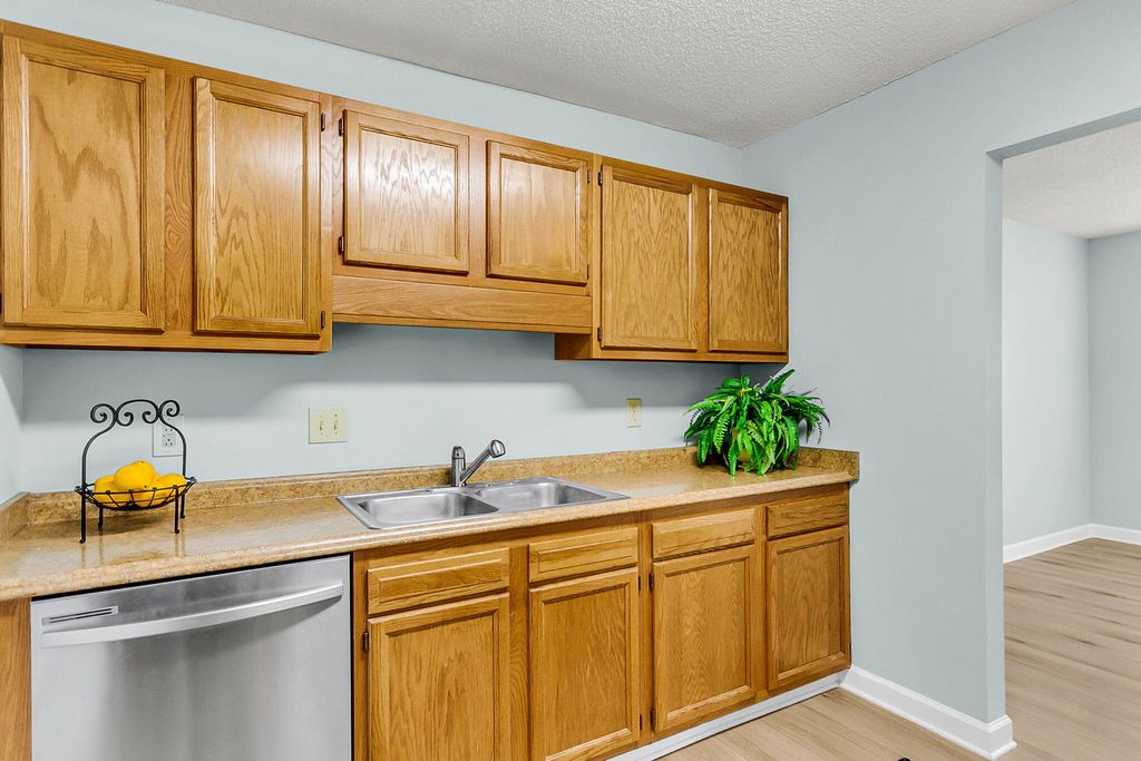 Image 14 of property listing at 101 Hialeah Court, Summerville, SC 29486