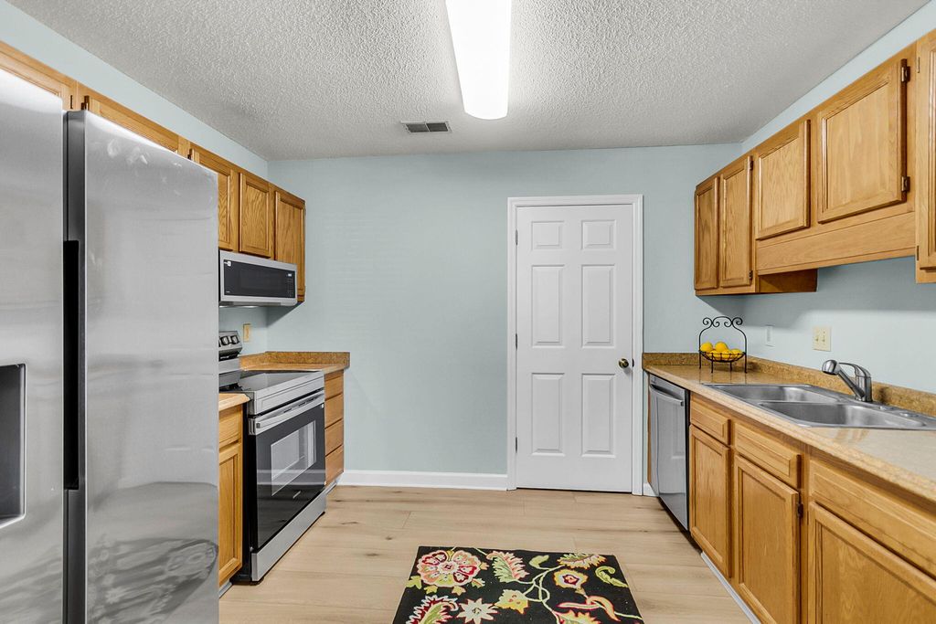 Image 15 of property listing at 101 Hialeah Court, Summerville, SC 29486