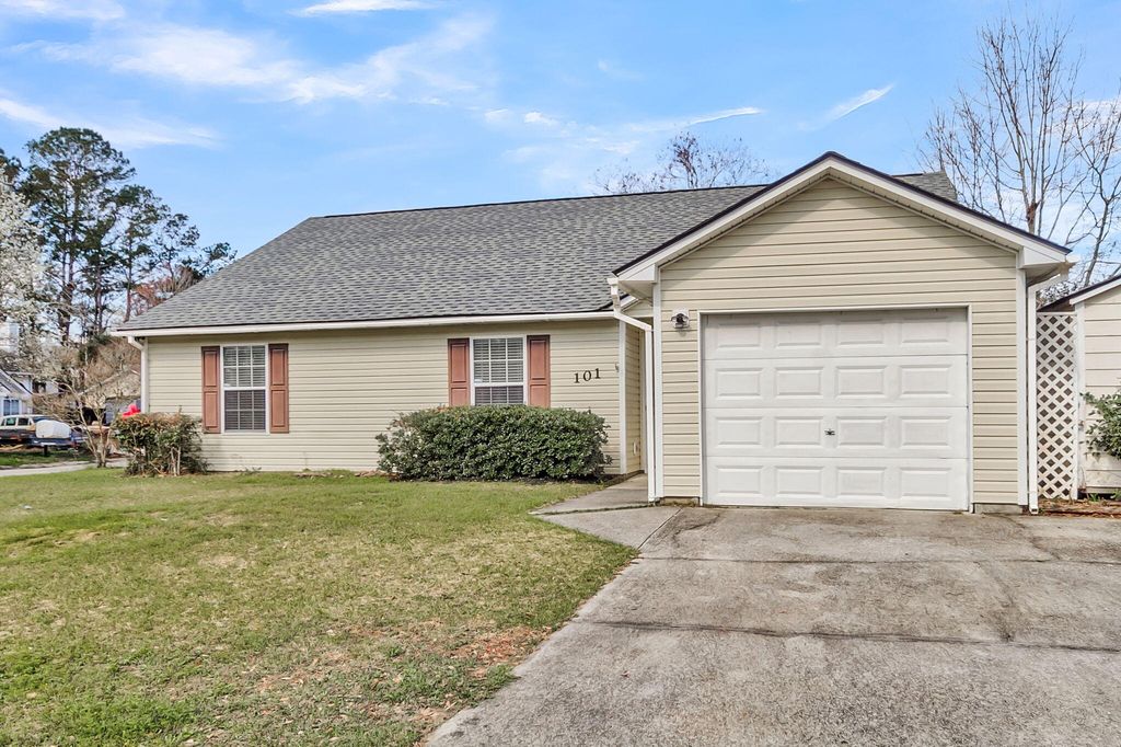 Image 3 of property listing at 101 Hialeah Court, Summerville, SC 29486