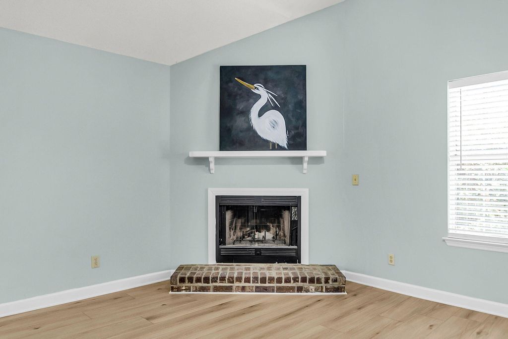 Image 7 of property listing at 101 Hialeah Court, Summerville, SC 29486