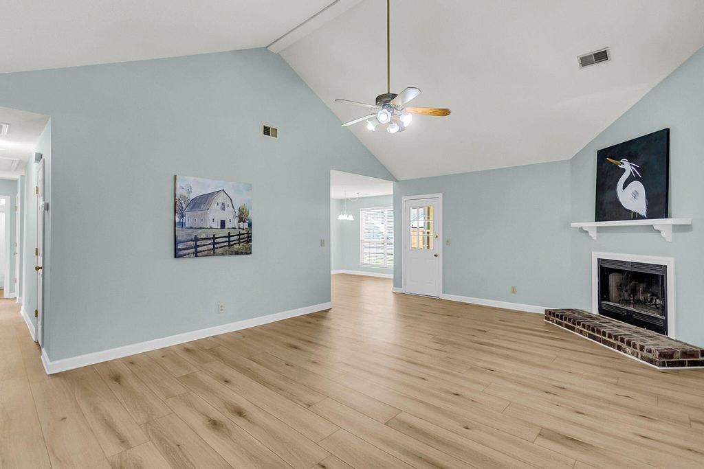 Image 9 of property listing at 101 Hialeah Court, Summerville, SC 29486