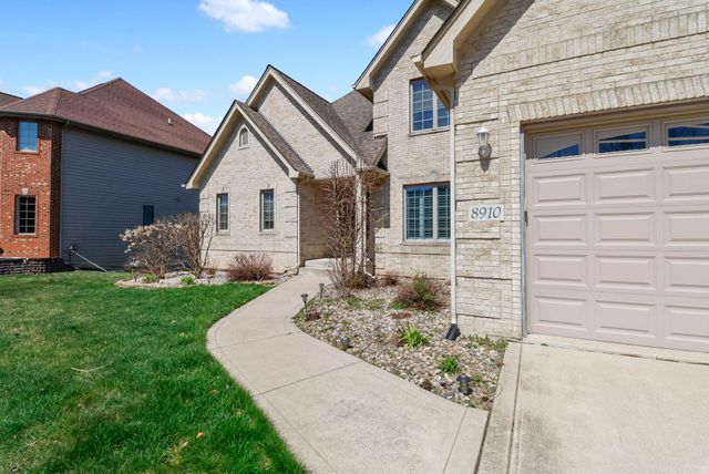 8910 Doubletree Drive S, Crown Point, IN 46307
