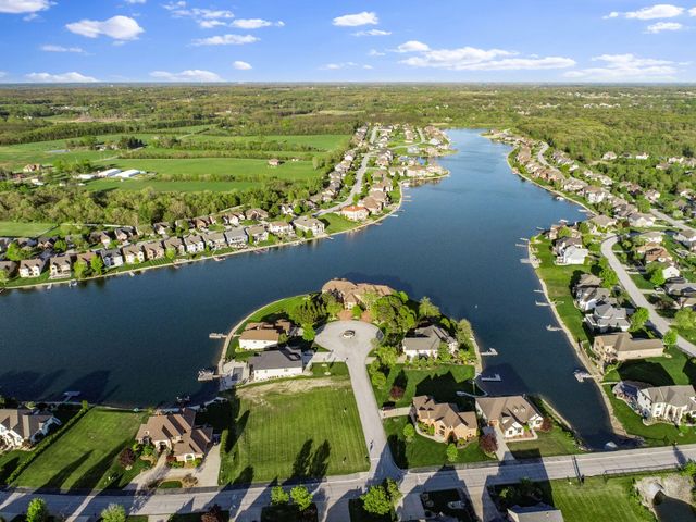 8910 Doubletree Drive S, Crown Point, IN 46307