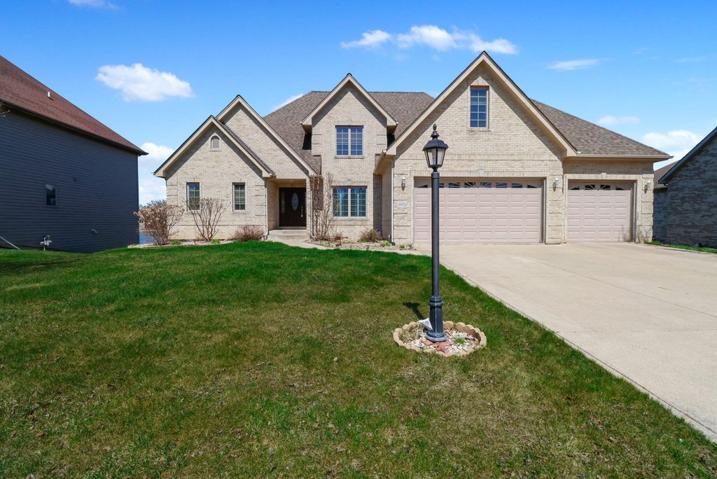 8910 Doubletree Drive S, Crown Point, IN 46307