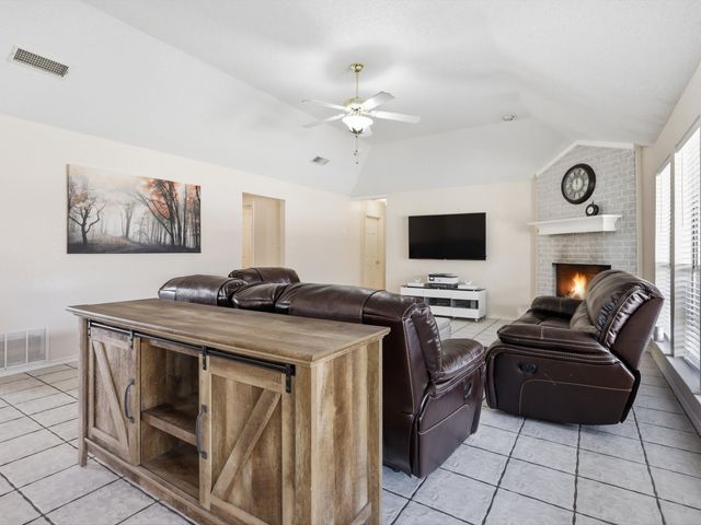 440 Dove Lane, Fort Worth, TX 76108