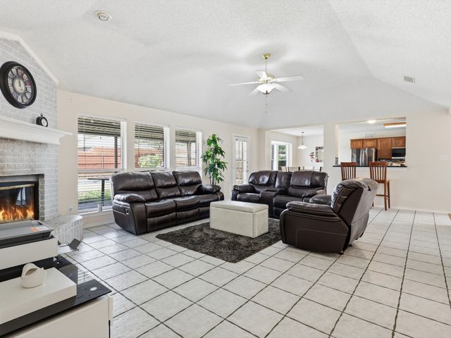 440 Dove Lane, Fort Worth, TX 76108