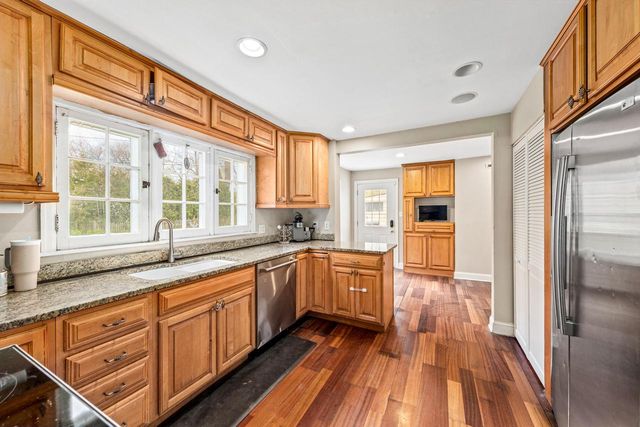 825 Lone Tree ROAD, Elm Grove, WI 53122