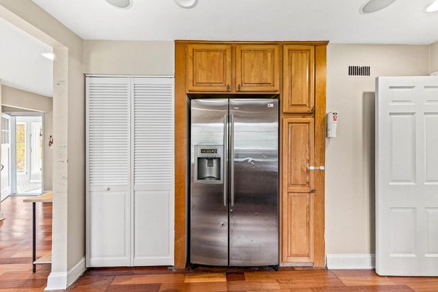 825 Lone Tree ROAD, Elm Grove, WI 53122
