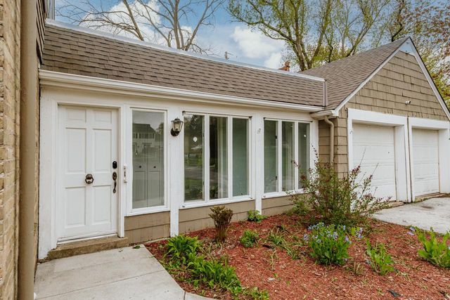 825 Lone Tree ROAD, Elm Grove, WI 53122