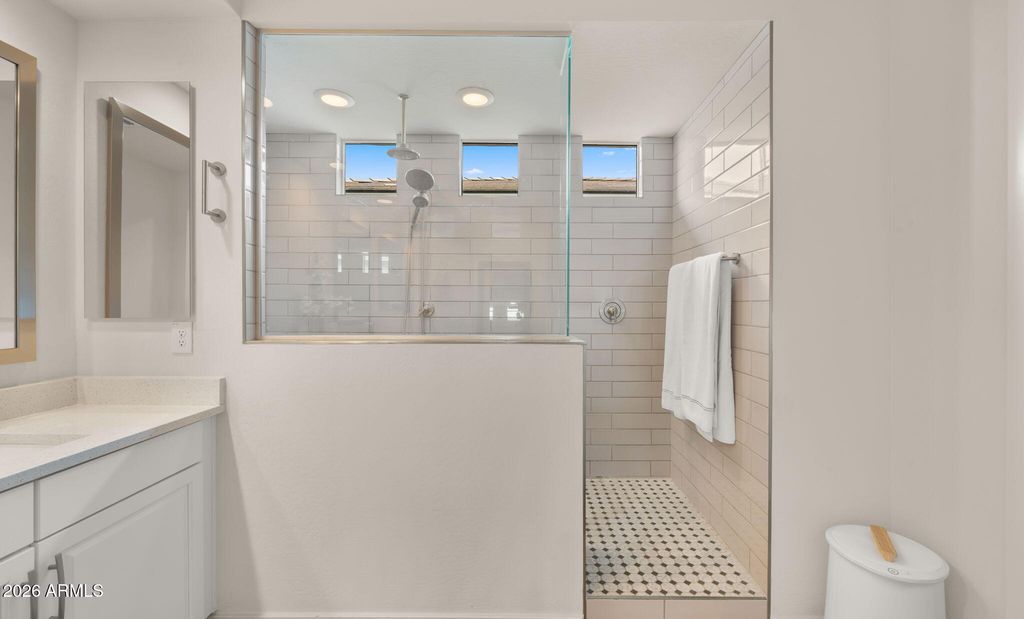 Image 33 of property listing at 5946 E ABRAHAM Lane, Phoenix, AZ 85054