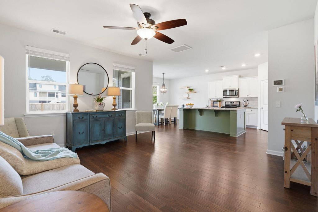 Image 8 of property listing at 3822 Sawmill Court, Mount Pleasant, SC 29429