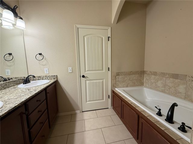 1353 S Blue Willow Avenue, Fayetteville, AR 72701