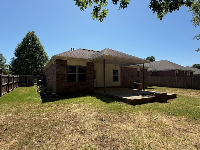 1353 S Blue Willow Avenue, Fayetteville, AR 72701