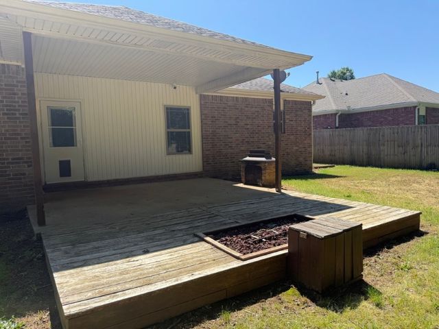 1353 S Blue Willow Avenue, Fayetteville, AR 72701