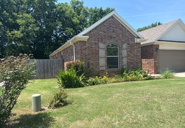 1353 S Blue Willow Avenue, Fayetteville, AR 72701