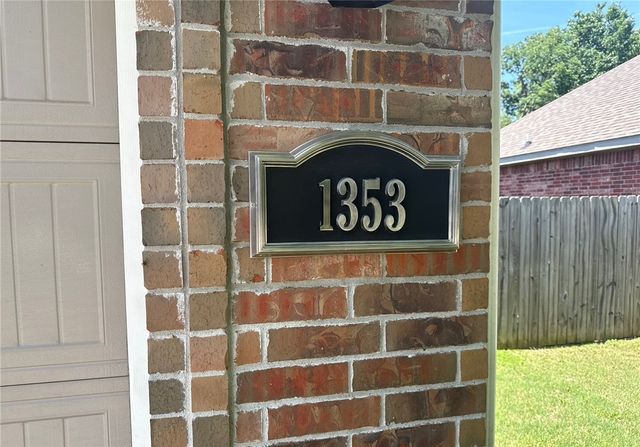 1353 S Blue Willow Avenue, Fayetteville, AR 72701