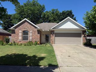 1353 S Blue Willow Avenue, Fayetteville, AR 72701