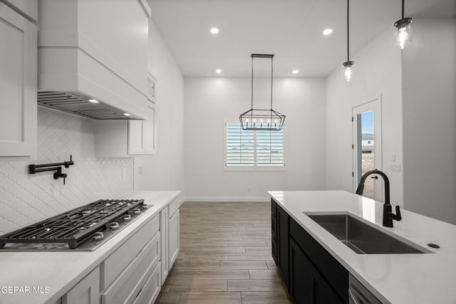 1817 Schyler Love Lane, El Paso, TX 79928