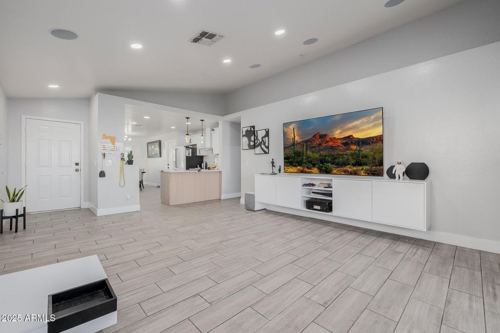 Image 10 of property listing at 11962 W BERKELEY Road, Avondale, AZ 85392