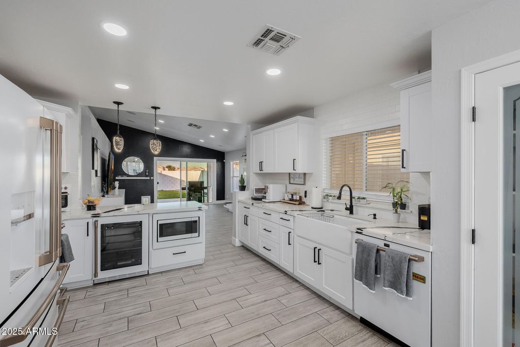 Image 15 of property listing at 11962 W BERKELEY Road, Avondale, AZ 85392