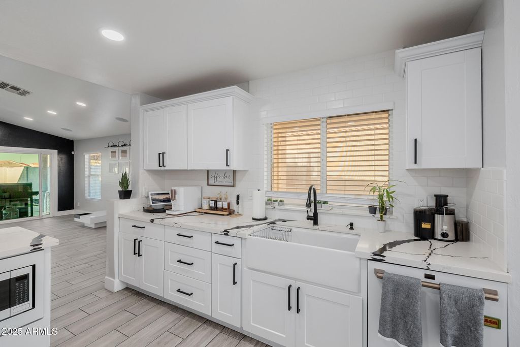 Image 16 of property listing at 11962 W BERKELEY Road, Avondale, AZ 85392