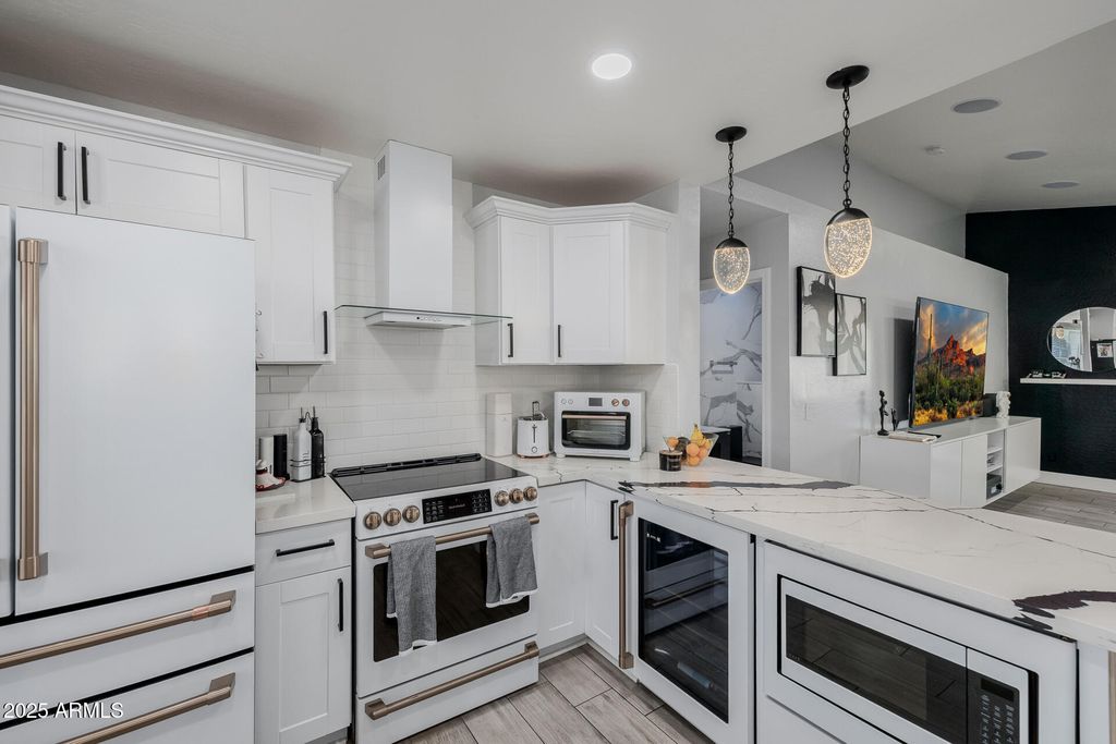 Image 17 of property listing at 11962 W BERKELEY Road, Avondale, AZ 85392