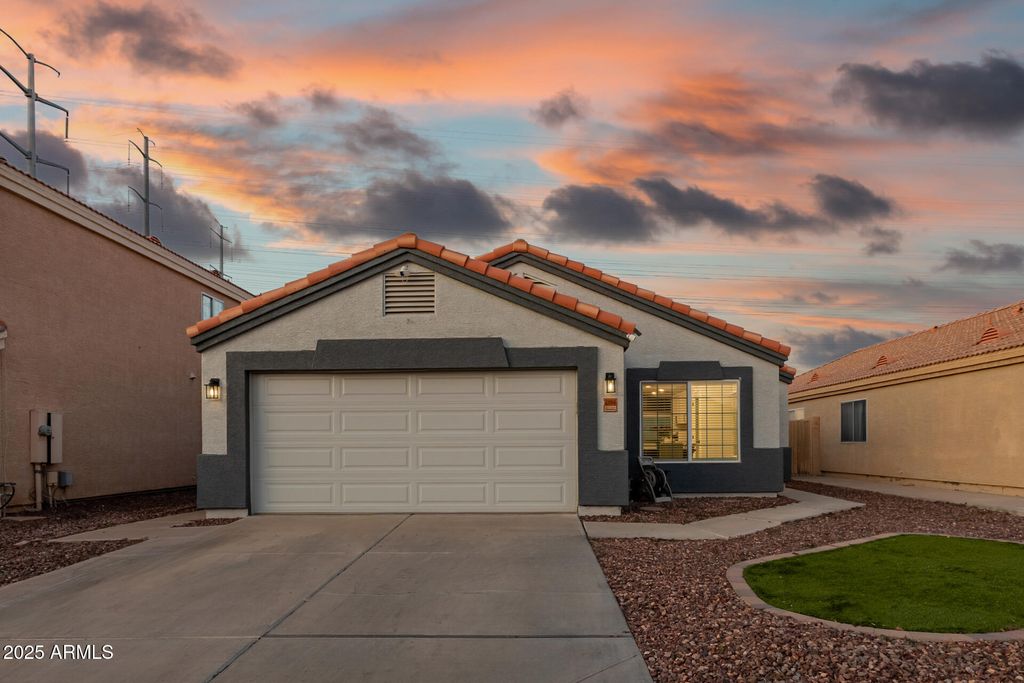 Image 5 of property listing at 11962 W BERKELEY Road, Avondale, AZ 85392