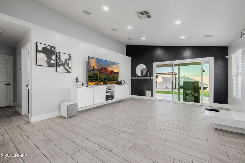 Image 9 of property listing at 11962 W BERKELEY Road, Avondale, AZ 85392