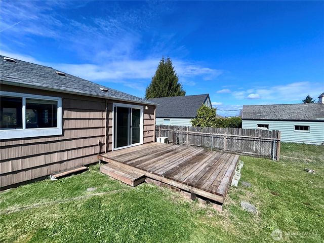 2735 Locust Avenue W, University Place, WA 98466