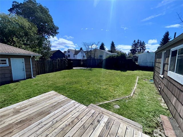 2735 Locust Avenue W, University Place, WA 98466