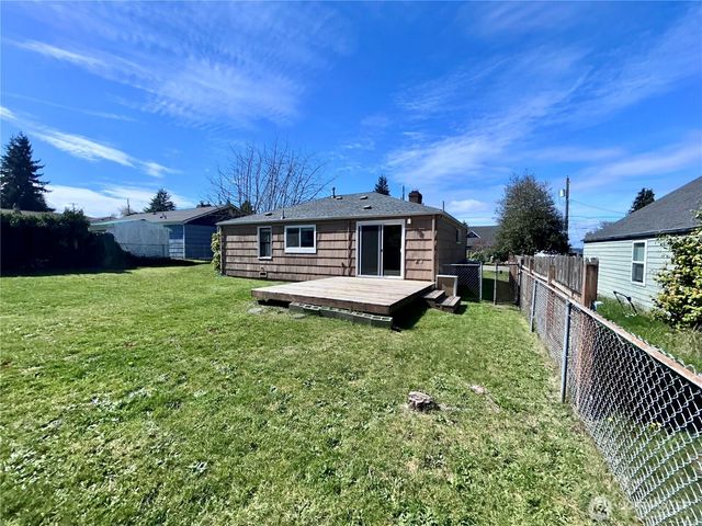 2735 Locust Avenue W, University Place, WA 98466