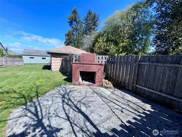 2735 Locust Avenue W, University Place, WA 98466