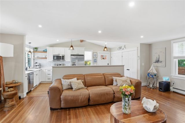 1 Staples Avenue, Warwick, RI 02886